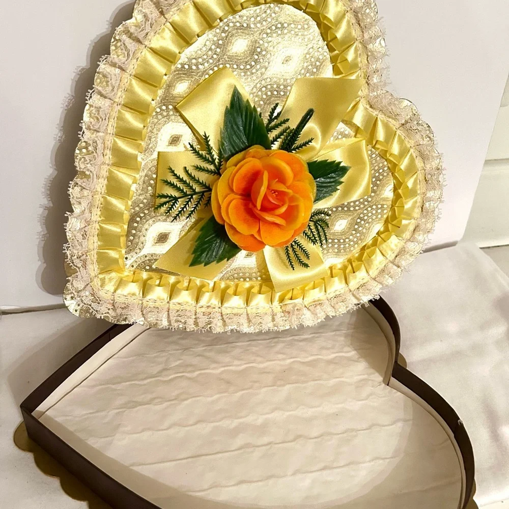 Vintage Heart-Shaped Brocks Valentines candy Box. Mint Condition. - Picture 3 of 7